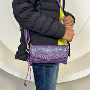 Cartera Cruzada de Cuero Vacuno Hecha a Mano, Diseño Floral, con Protección RFID, Ideal para Uso Diario, Nueva Llegada Premium en Oferta - Product Image 4