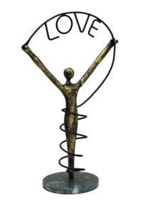 Sculpture moderne en aluminium doré, figurine humaine abstraite avec détails en fil spiralé, cadeau romantique décoratif pour anniversaire, art - Product Image 4