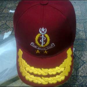 C'est une casquette de cricket de style baggy pour junior, avec des panneaux jaunes, vert foncé et rouges, et un logo brodé. - Product Image 4