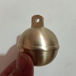 Campanas de Navidad de latón grandes y redondas con diseño de vaca, caballo, oveja y trineo, para colgar - Product Image 6