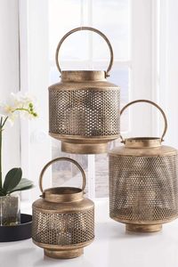 Ensemble de 3 lanternes à bougies en métal antique de style mid-century modern, forme ronde, design en filet avec poignée gravée, décorations de Noël - Product Image 4