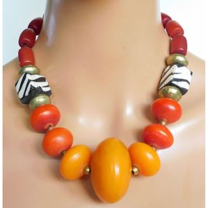 Collier en résine et bois perlé, motifs uniques - Product Image 1