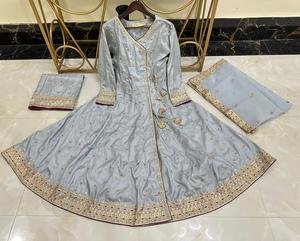 Colección Ssumaira: Hermoso conjunto listo para usar de angrakha de seda bordado, con plazzo bordado y dupatta de organza. - Product Image 6