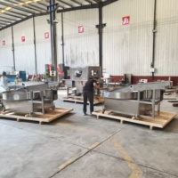 Automatische machine voor het coaten van eiwitrepen met chocolade, inclusief warmhoudtank en koeltunnel voor de productie in een snackfabriek