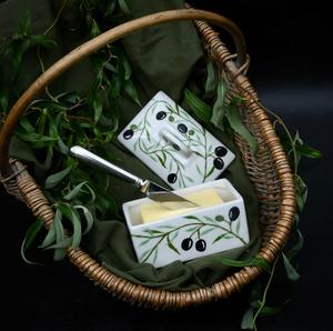 Recipiente para Mantequilla con Tapa, Diseño de Patrón de Olivas, Acabado Liso y Elegante, para Servir en la Mesa de la Cocina o el Comedor - Product Image 5