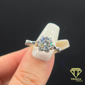 Bague sophistiquée en diamant de laboratoire VVS taille ronde motif floral, en argent sterling 925, bijoux de mariée de luxe - Product Image 2