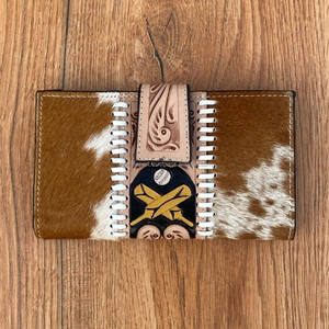 Cuir de fourrure de vachette à motifs occidentaux usinés à la main sculpture pochette coque de téléphone portefeuille élégant multi-utilisations portefeuilles de créateurs - Product Image 3