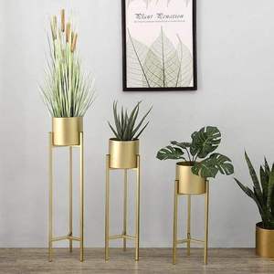 Macetero alto de estilo único con soporte de hierro forjado para añadir elegancia a espacios interiores como pasillos o vestíbulos - Product Image 3