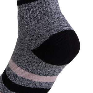 Chaussettes de sport grises à rayures roses et noires, avec talon rembourré, pour la course, performance, évacuation de l'humidité - Product Image 4
