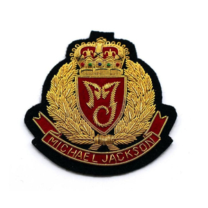 Badges de blazer en fil d'or faits à la main, brodés sur mesure, en vente - Product Image 3