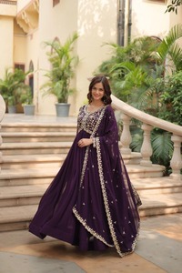 Conjunto de Vestido Étnico Bordado de Lujo para Mujer, Morado y Rojo, Diseño Fluido para Fiestas, Estilo Anarkali, Traje Festivo para Bodas - Product Image 3