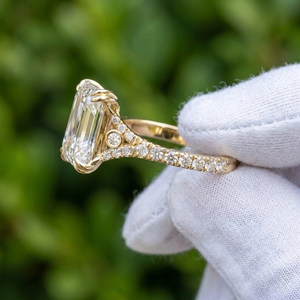 Elegante Anillo de Diamantes con Corte Esmeralda en Oro Amarillo |   Anillo de compromiso de lujo moderno con banda de piedras laterales y brillo brillante para ella - Product Image 3