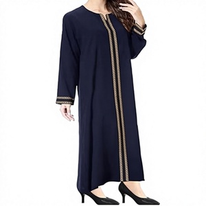 Abaya modesta hasta el suelo con cuello redondo, mangas largas, color sólido y detalles bordados para mujer - Product Image 1