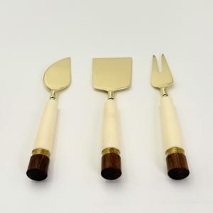 Ensemble de couteaux à fromage plaqués or, faits main, de qualité supérieure, avec manches en résine blanche, élégant, 3 pièces, en acier inoxydable, pour plateau de charcuterie - Product Image 2