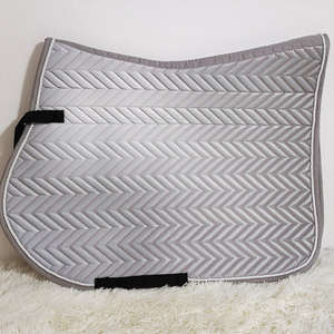 Tapis de selle d'équitation personnalisé pour dressage et saut d'obstacles, mousse de haute qualité, satin doux et respirant, logo personnalisé, vente en gros - Product Image 1