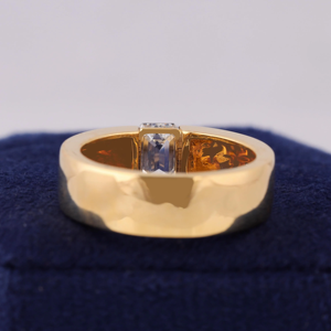 Bague en or jaune 14 carats martelée avec diamant baguette cultivé en laboratoire, design minimaliste de luxe pour mariage, unisexe - Product Image 3