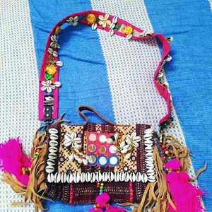 Hermoso Bolso Bohemio Vintage Hecho a Mano con Trabajo de Espejo y Bordado para Bodas de Verano, Diseño Banjara - Product Image 3