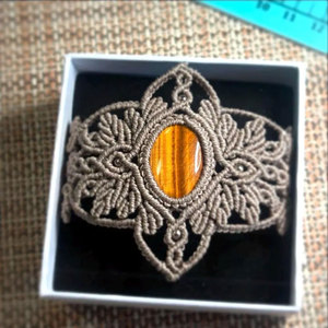 Pulsera de Macramé Hecha a Mano con Ojo de Tigre, Cordón Blanco, Diseño Floral Intrincado, Gema Natural, Joyería Boho con Cristales Curativos - Product Image 2