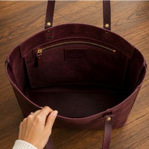 Sac fourre-tout en cuir véritable pour femme, style décontracté, bandoulière, ouverture supérieure, grande capacité, couleur violet foncé, usage quotidien - Product Image 5