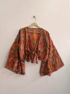 Haut court bohème en soie indienne recyclée avec manches cloche, style sari, pour femme, idéal pour les festivals - Vente en gros - Product Image 4