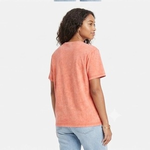 เสื้อยืดคอกลมสไตล์วินเทจสีคอรัล ยูนิเซ็กซ์ ผ้าฝ้าย 100% ทรงหลวม สวมใส่สบาย สีพื้น ผ้าเจอร์ซีย์ถัก ระบายอากาศได้ดี มีโลโก้ เหมาะสำหรับฤดูใบไม้ผลิและฤดูร้อน - Product Image 3