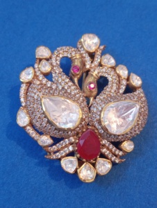 Broche Paon Vintage en Argent 925 Doré, Bijoux Amaira, Cristaux Taillés Poire, Strass, Pierre Centrale Rouge, Design Animal, Unisexe - Product Image 1