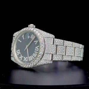 Montre entièrement sertie de diamants en or blanc avec cadran noir et chiffres romains, certifiée par un testeur de diamants 24,5 carats, sertie de moissanite. - Product Image 1