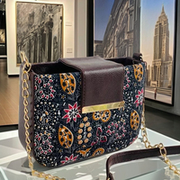 Tas Selempang Wanita Modern Mewah Tahan Lama Bahan Poliester Cetak Etnik dengan Tali Rantai Desain Bunga Tas Tangan Kecil Tahan Air.