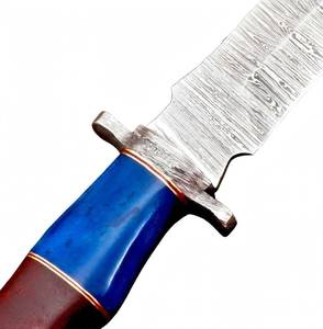 Herramienta fija de acero damasco con patrón de plumas hecha a mano, con mango de madera dura y hueso estabilizado azul. - Product Image 4