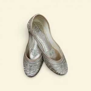 Chaussures plates pour femmes, style décontracté, à bout rond, avec doublure en coton brodée argentée, pour cérémonie de mariage - Product Image 3