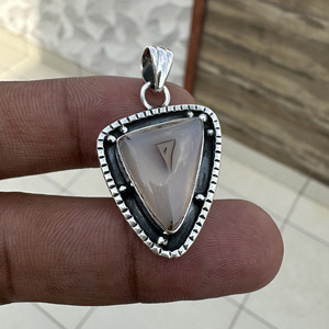 Pendentif Triangle Vintage en Argent Sterling 925 avec Agate Naturelle de Montana et Sertissage Bezel, Bijou Unisexe, Idéal Cadeau de Fête, Vente en Gros - Product Image 3
