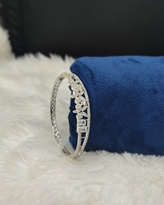 Bracelet en argent plaqué avec breloque fleur et pierre taille radiant, diamant américain, bijoux de soirée pour femme, bracelet ouvrable, fournisseur - Product Image 5
