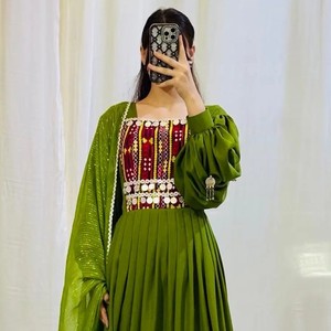 Ensemble de robe vintage Gulbahar en mousseline brodée de style tribal Balochi, manches longues, plusieurs couleurs, style pakistanais, travail artisanal avec des miroirs - Product Image 2