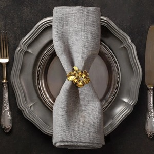 Juego de 4 Servilleteros Florales Metálicos Dorados de Lujo para Cenas Festivas, Anillos para Servilletas con Diseño de Flores Doradas de Estilo Vintage Sofisticado - Product Image 4