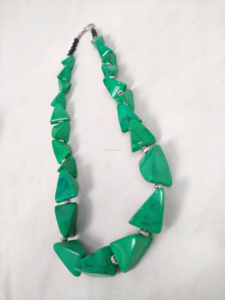 Collier moderne fait main d'Europe avec pendentif en résine de corne de buffle naturelle, chaînes perlées, pierre principale au toucher réel, perle, objet d'art de collection, tendance - Product Image 6