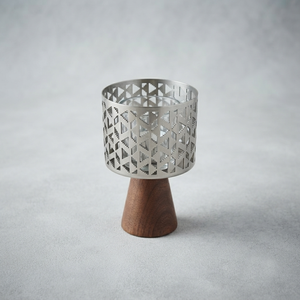 Quemador de incienso moderno de madera con una elegante pantalla metálica geométrica, perfecto para crear un ambiente relajante en cualquier habitación. - Product Image 2