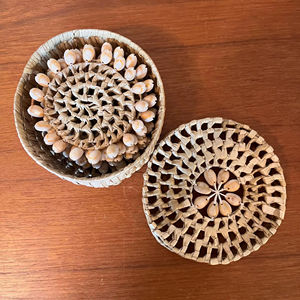 Juego de posavasos de ratán simple, hechos a mano, perfectos para proteger las mesas de bebidas frías y calientes, tejidos a mano en India. - Product Image 1