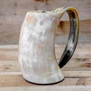 Mug en corne de qualité supérieure avec une belle texture, fabriqué à la main à partir de corne d'origine durable pour un choix écoresponsable. - Product Image 5