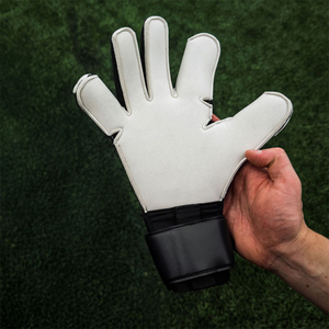 Gants de gardien de but en promotion, couleur noir et blanc, en cuir PU, avec design et taille personnalisés. - Product Image 2
