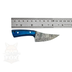 Couteau de chasse miniature fait main à lame fixe, couteau à dépecer en acier Damas, manche en bois Pakka avec étui en cuir - Product Image 3