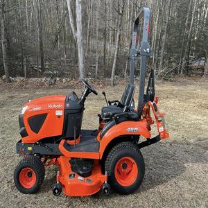 Tracteur compact Kubota BX1880 durable, machine agricole moderne pour la préparation du sol, le déneigement, le labourage et le jardinage. - Product Image 6