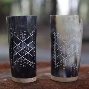 Vaso de Cuerno de Búfalo de Alta Calidad con Base de Madera en Universal Overseas - Product Image 1