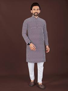 Kurta traditionnel brodé à la main pour hommes, en tissu de coton doux et au style ethnique élégant - Product Image 1
