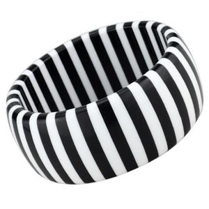 Bracelet manchette large en résine rayée noir et blanc pour femme, en acétate acrylique, bijou fantaisie à motif, accessoire de mode pour poignet - Product Image 3