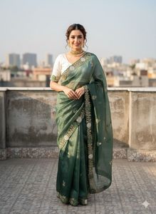 Sari indien tendance de qualité supérieure en tissu doré froissé avec broderie Pallu et travail multi-fils, bordure découpée Arco, avec chemisier - Product Image 3