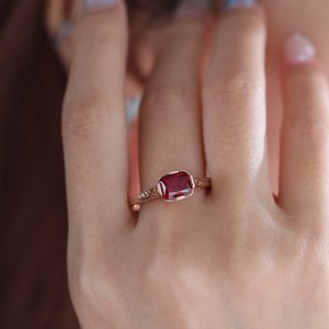 Anillo Solitario de Oro Rosa Sólido de 14K con Rubí de Laboratorio de 1ct, Corte Cojín Alargado, Color Sangre de Pichón, Grabado a Mano, Media Montura, de Lujo, Estilo Vintage - Product Image 2