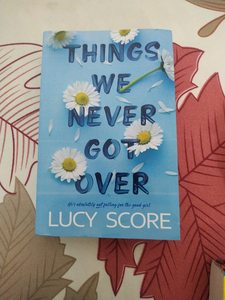 CHOSE QUE NOUS N'AVOINS JAMAIS ECRIVIES par Lucy Score, roman émotionnel contemporain en couverture souple sur l'amour, par Lucy Score - Product Image 3