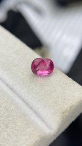 Tourmaline Naturelle Certifiée, Pierre Taillée Ovale, Qualité de Couleur Exceptionnelle, Pierre Précieuse Non Montée, 0,95 Carat, Propre à l'œil - Product Image 4