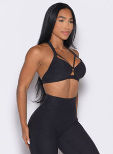 Soutien-gorge de sport pour femme avec logo personnalisé, bordure en fer noir, larges bretelles réglables, style élégant et découpes avant - Product Image 2