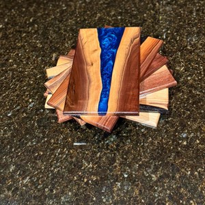 Planche à découper élégante, écologique, durable et légère en résine époxy et bois pour la cuisine, idéale pour couper le fromage, le pain et la viande - Product Image 3
